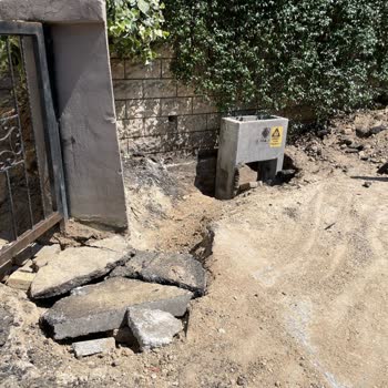 Ayedaş Çalışması Nedeniyle Apartman Girişinde Güvenlik Ve Düzen Sorunu