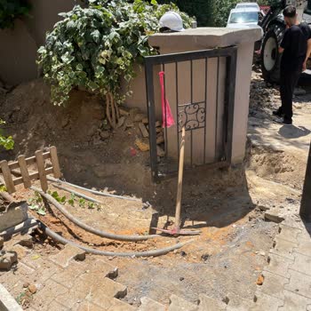 Ayedaş Çalışması Nedeniyle Apartman Girişinde Güvenlik Ve Düzen Sorunu