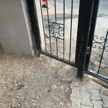 Ayedaş Çalışması Nedeniyle Apartman Girişinde Güvenlik Ve Düzen Sorunu