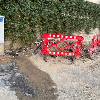 Ayedaş Çalışması Nedeniyle Apartman Girişinde Güvenlik Ve Düzen Sorunu