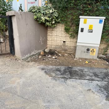 Ayedaş Çalışması Nedeniyle Apartman Girişinde Güvenlik Ve Düzen Sorunu