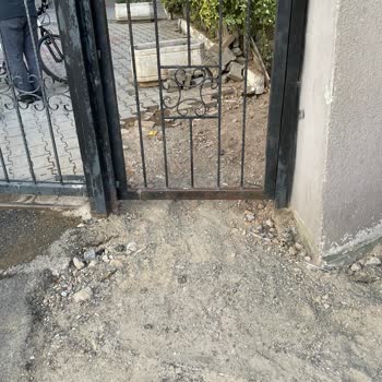 Ayedaş Çalışması Nedeniyle Apartman Girişinde Güvenlik Ve Düzen Sorunu