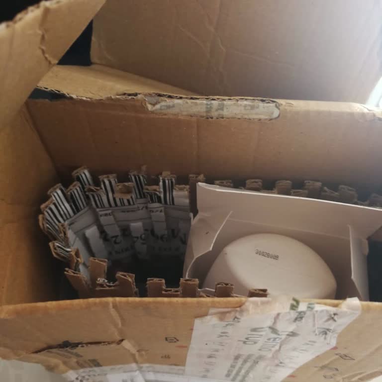 Schlechte Verpackung und Lieferung, Karton gerissen, Paketbote reagiert nicht