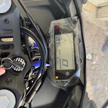 Sıfır Yamaha R25'te Kronik Ön Cam Zırıltısı Mağduriyeti