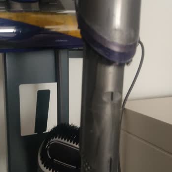 I Regret Buying Dyson Gen5 Detect: Dust Bin Stuck and Plastic Peeling, No Real Support