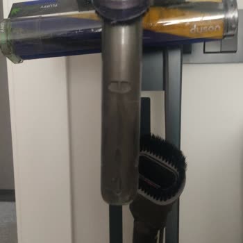 I Regret Buying Dyson Gen5 Detect: Dust Bin Stuck and Plastic Peeling, No Real Support