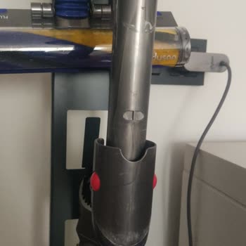 I Regret Buying Dyson Gen5 Detect: Dust Bin Stuck and Plastic Peeling, No Real Support