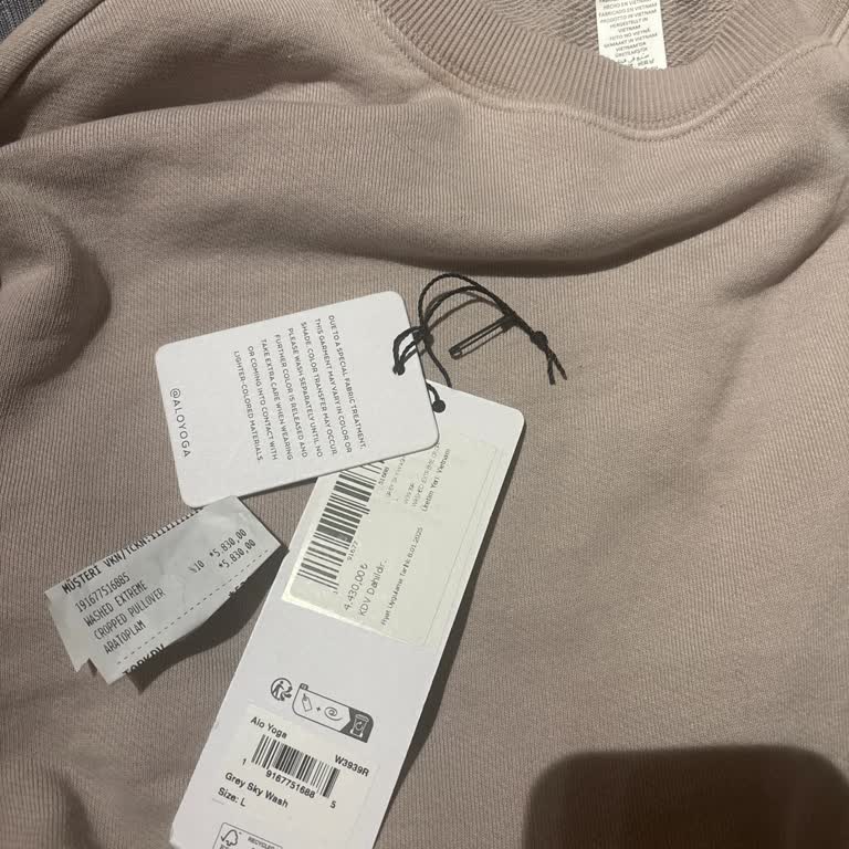 Alo Yoga zog für Sweatshirt mehr ab als das am Etikett!