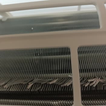 Defekt am Aluminium-Wärmetauscher (Finnen) der Daikin Sensira 12000 BTU/h