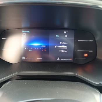 Sıfır Kilometre Renault Clio'nun 20 Dakikada Boyasının Soyulması