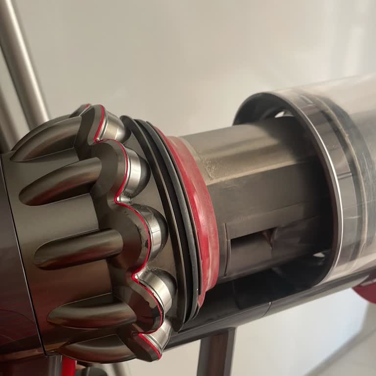 Dyson W15 Behälter nach weniger als einem Jahr kaputt, Saugkraft schwach, Ersatzteil fehlt