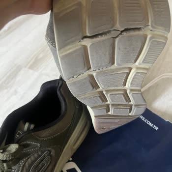 I Experienced Sole and Seam Splitting on Skechers Skech-Air Court Shoes After Light Use