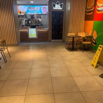 Burger King Gayrettepe'de Arızalı Sipariş Ekranları Nedeniyle Uzun Kuyruk Sorunu