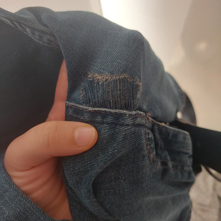 Yeni Alınan Kot Pantolon Kendi Kendine Parçalandı