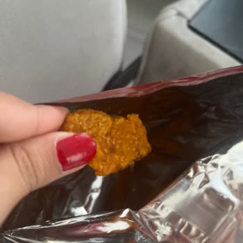 Doritos Cipsin İçinden Taş Gibi Sert Madde Çıktı!