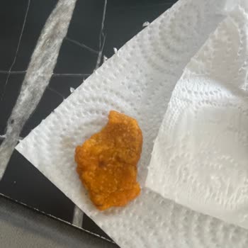 Doritos Cipsin İçinden Taş Gibi Sert Madde Çıktı!