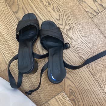 Yeni Alınan Ayakkabının Astarı İlk Giyişte Çıktı, Mağaza Çözüm Sunmuyor