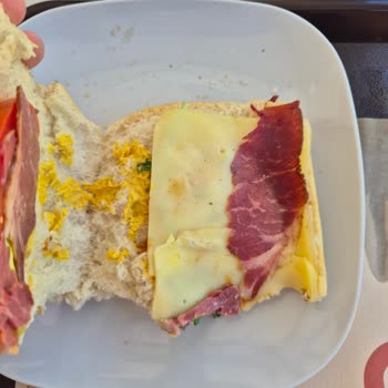 Simit Sarayı'nda Sandviç İçinin Eksik Olması Şaşırttı