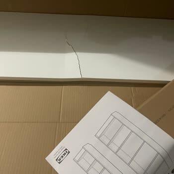 Kırık Kitaplık Teslimatı Ve Acil Yardım Talebi