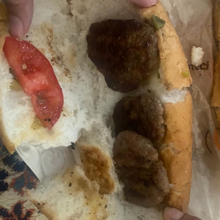 Bayat Ve Eksik Malzemeli Köfte Ekmek Sağlığımı Bozdu