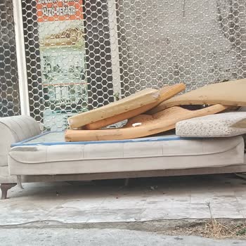 Koltuk Tamircisinin Çevreyi Kirletmesi Ve Belgesiz Çalışması