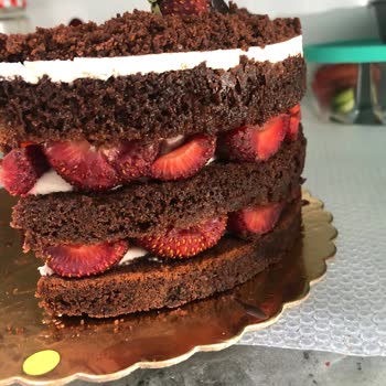 Mado’dan Alınan Pastada Küf Ve Bayat Ürün Şoku