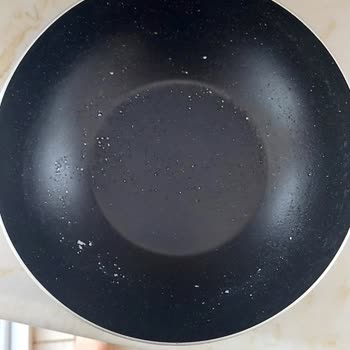 Migros'tan Alınan Papilla Wok Tava Kısa Sürede Soyulmaya Başladı