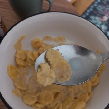 Kellogg's Corn Flakes Ürününde Şüpheli Siyah Ve Kırmızı Parçalar