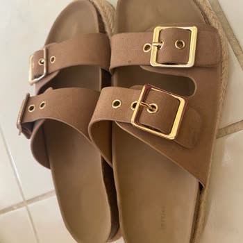 Aldığım Terlik Ayağımı Yaraladı, 1000 TL'm Çöpe Gitti