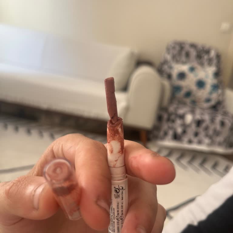 Aldığım Dudak Kalemi Defolu Çıktı, Ucu Kapağa Yapıştı