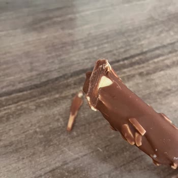 Bademli Dondurmanın İçinde Çubuk Çıktı, Boğazıma Battı