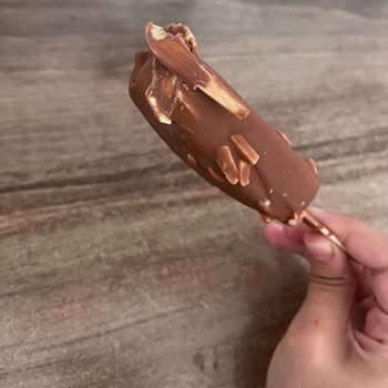 Bademli Dondurmanın İçinde Çubuk Çıktı, Boğazıma Battı