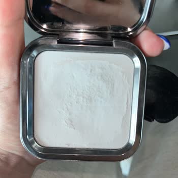 Kiko Pudra Ciltte Pütürlü Ve Etkisiz Bir Görünüm Bırakıyor