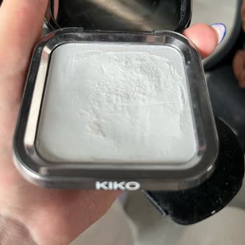 Kiko Pudra Ciltte Pütürlü Ve Etkisiz Bir Görünüm Bırakıyor