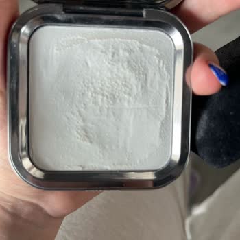 Kiko Pudra Ciltte Pütürlü Ve Etkisiz Bir Görünüm Bırakıyor