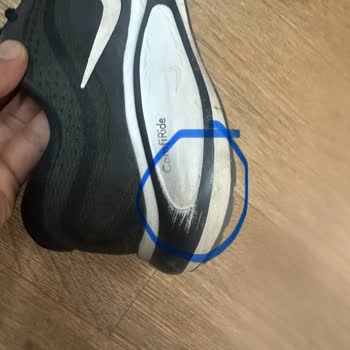 Aldığım Nike Ayakkabının Tabanı Beyaza Döndü, Mağaza Kusur Kabul Etmiyor