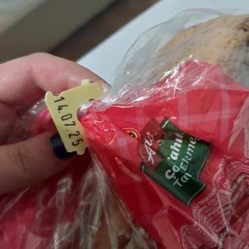 Son Kullanma Tarihi Geçmiş Ekmek Gönderildi!