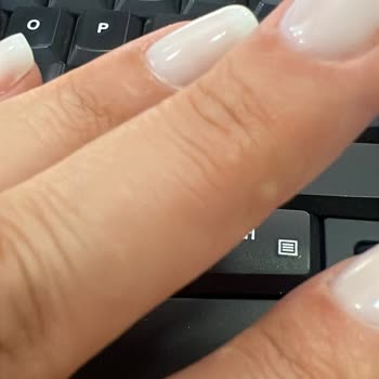 Berna Kılıç Protez Tırnak Malzemeleri Kalıcı Oje Ve Jel Malzemesi Kaşıntı Yaptı