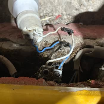 Vav Hotel Kuşadası'nda Açıkta Bırakılan Amfi Tiyatro Aydınlatmaları Güvenlik Riski Oluşturuyor