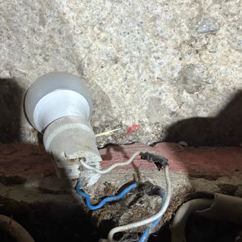 Vav Hotel Kuşadası'nda Açıkta Bırakılan Amfi Tiyatro Aydınlatmaları Güvenlik Riski Oluşturuyor