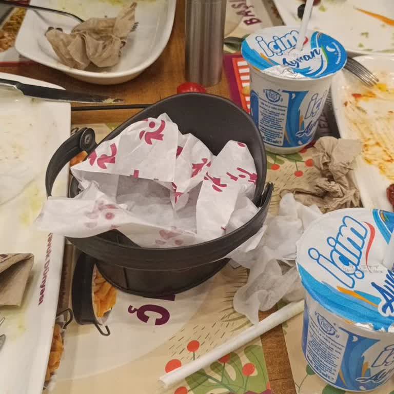 Soğuk Yemek Ve İlgisiz Personel Deneyimi