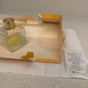Kartonun İçine Akmış Oda Kokusu Mağazadan Kusurlu Ürün Teslimi