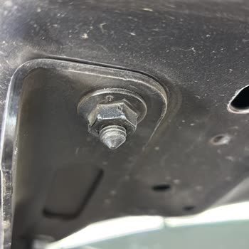 SEAT Arona FR Plus 2024, descubro perno en el capó y pierdo valor al vender