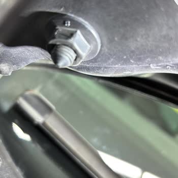 SEAT Arona FR Plus 2024, descubro perno en el capó y pierdo valor al vender