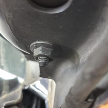 SEAT Arona FR Plus 2024, descubro perno en el capó y pierdo valor al vender