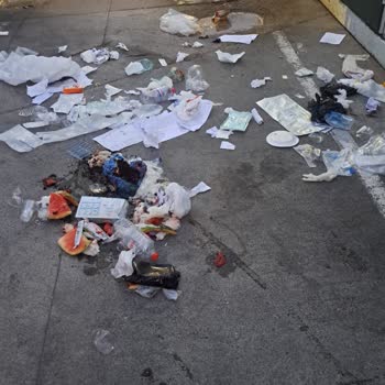 Çöp Toplama Sonrası Kalan Atıklar Rahatsızlık Yaratıyor