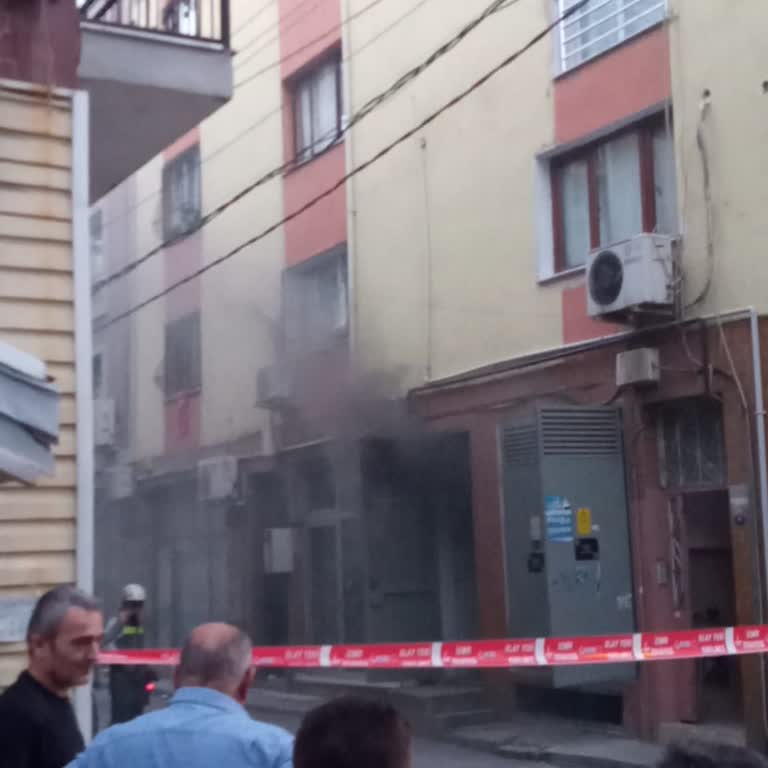 Apartman Altındaki Trafo Yangınları Mahallede Korku Yaratıyor