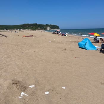 Kandıra Belediyesi Sarısu Plajı'nda Artan Çöp Sorunu Endişelendiriyor