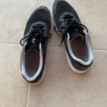 Az Kullanılan Spor Ayakkabının Kısa Sürede Tabandan Ayrılması