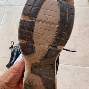 Az Kullanılan Spor Ayakkabının Kısa Sürede Tabandan Ayrılması